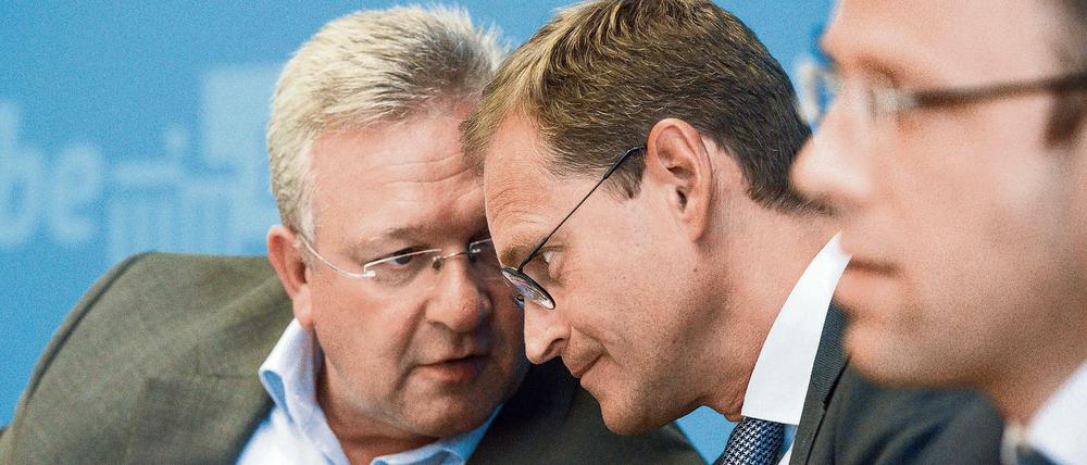 Michael Müller (mitte, SPD), Regierender Bürgermeister von Berlin, Frank Henkel (links, CDU), Berliner Innensenator, und Mario Czaja (rechts, CDU), Berliner Gesundheitssenator: Misstöne in der Koalition.