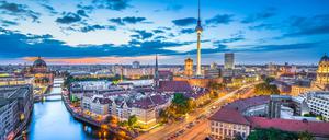 Zankapfel Mitte. Die historische Mitte um die Marienkirche südwestlich des Fernsehturms also zwischen Karl-Liebknecht-Straße, Rotem Rathaus, Alex und Spree, soll zur grünen Oase werde -so lautet zumindest eine kontroverse Leitline der Stadtdebatte. Das umstrittene Quartier beginnt auf dem Foto hinter dem Nikolaiviertel. 