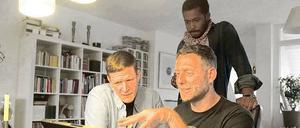 Vergangenheitserfindung. Szene aus "Blacktape" mit Regisseur Sékou Neblett (stehend).