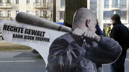 "Rechte Gewalt kann jeden treffen" steht auf einem Aufsteller geschrieben.