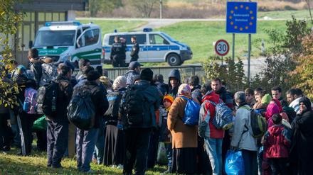 Flüchtlinge warten an der Grenze in Österreich kurz vor Wegscheid (Bayern). 
