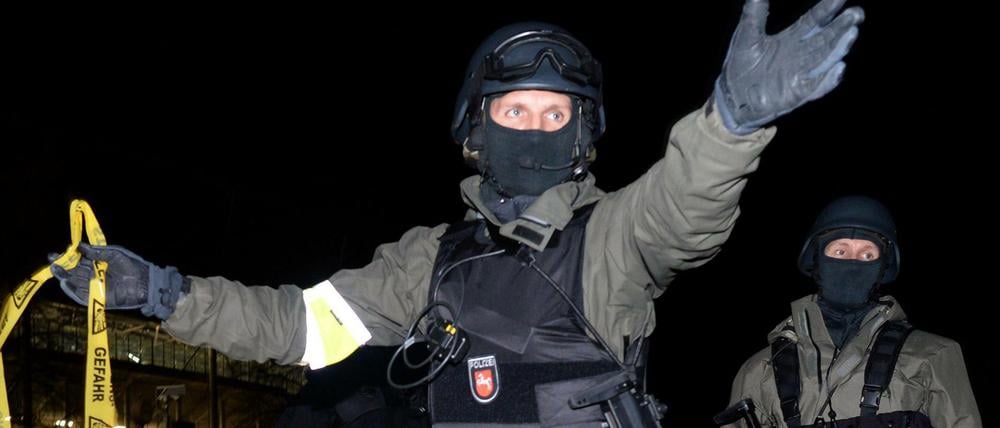 Polizisten mit Sturmgewehren stehen vor dem geschlossenen Stadion in Hannover und sperren den Bereich ab. Nach den Terroranschlägen von Paris wurde das Spiel Deutschland - Niederlande kurzfristig abgesagt, das bereits geöffnete Stadion wurde evakuiert. 
