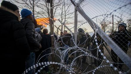 Flüchtlinge warten an der Grenze zwischen Mazedonien und Griechenland.