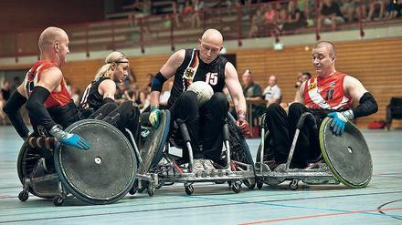 Immer noch am Ball. Seit seinem Unfall spielt der ehemalige Handballer Maik Baumann (Nummer 15) Rollstuhlrugby. Derzeit versucht er sich mit der Nationalmannschaft noch für die Paralympics 2016 in Brasilien zu qualifizieren. 