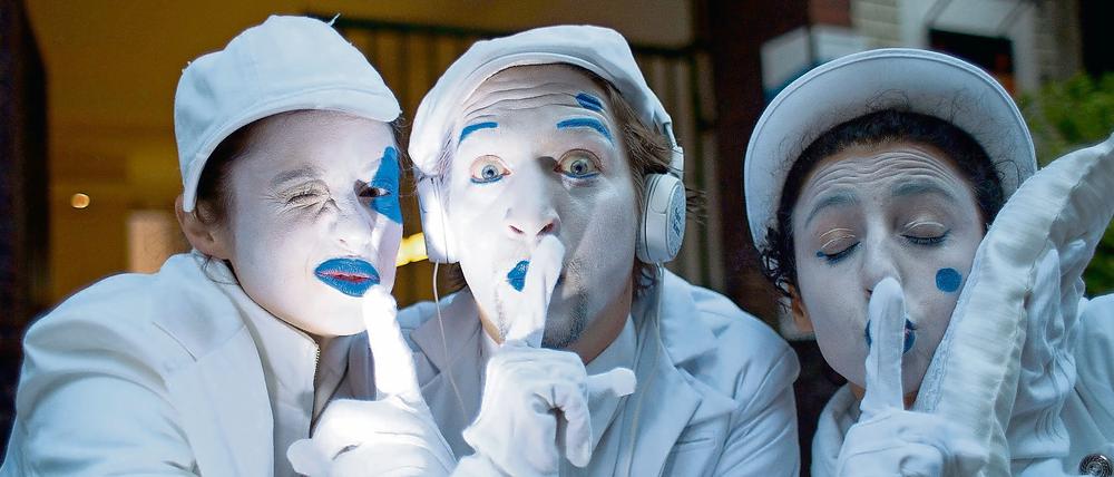 Pantomime-Künstler des Pilotprojekts fair.kiez sind am 08.05.2015 auf der Warschauer Straße in Berlin-Friedrichshain im Einsatz. 