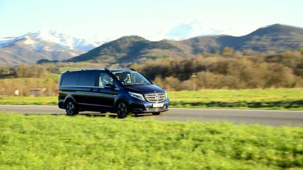 Zu schick für Familie? Die Mercedes V-Klasse will endlich die Konkurrenz aus Wolfsburg einholen und setzt auf hochwertiges Ambiente mit viel Komfort. So lässt es sich reisen - mit fünf, sechs oder sogar acht Personen.