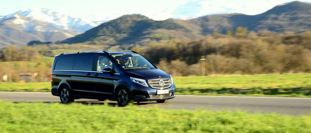 Zu schick für Familie? Die Mercedes V-Klasse will endlich die Konkurrenz aus Wolfsburg einholen und setzt auf hochwertiges Ambiente mit viel Komfort. So lässt es sich reisen - mit fünf, sechs oder sogar acht Personen.