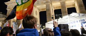 Friedensmarsch am Brandenburger Tor. Zur Kundgebung gegen den Bundeswehreinsatz in Syrien kamen laut den Veranstaltern rund 3000 Teilnehmer.