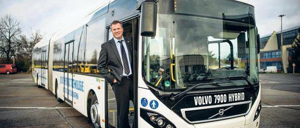 Einsteigen bitte. Die BVG testet jetzt auch einen Bus mit Hybrid-Antrieb, der einen Elektro- und einen Dieselmotor hat. Buschef Martin Koller hat in diesem Jahr schon mehrere Doppeldecker ausprobieren lassen.