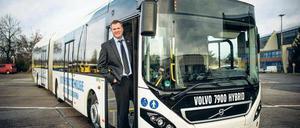 Einsteigen bitte. Die BVG testet jetzt auch einen Bus mit Hybrid-Antrieb, der einen Elektro- und einen Dieselmotor hat. Buschef Martin Koller hat in diesem Jahr schon mehrere Doppeldecker ausprobieren lassen.