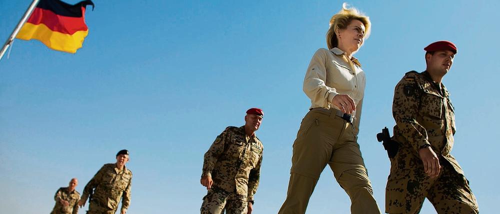 Losmarschiert. Verteidigungsministerin von der Leyen mit ihren Soldaten, hier in Afghanistan.