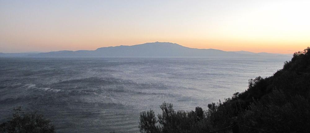 Von der Küste von Behramkale ist die griechische Insel Lesbos nur wenige Kilometer entfernt. 