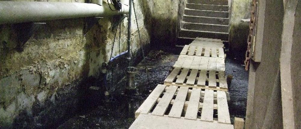 Hier sprudelt die "Andreas-Quelle": Blick in den Keller des Friedrichshainer Andreas-Gymnasiums. Die Pumpe muss immer laufen, weil sonst der Wasserspiegel steigt.