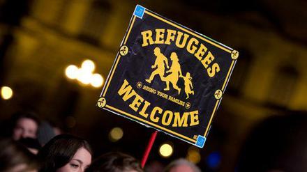 Zuhörer besuchen am 28.03.2015 auf dem Theaterplatz in Dresden (Sachsen) das zweite Open-Air-Konzert des Vereins "Dresden - Place to be e.V.". Im Bild ein Schild "Refuges Welcome - Flüchtlinge Willkommen".