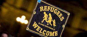 Zuhörer besuchen am 28.03.2015 auf dem Theaterplatz in Dresden (Sachsen) das zweite Open-Air-Konzert des Vereins "Dresden - Place to be e.V.". Im Bild ein Schild "Refuges Welcome - Flüchtlinge Willkommen".