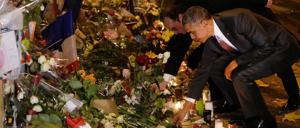US-Präsident Barack Obama und Frankreichs Präsident Francois Hollande gedachten in der Nacht zu Montag vor dem Musikclub Bataclan der Opfer des Terrors von Paris.