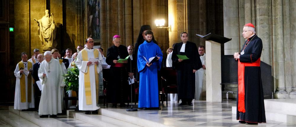 Kirchenvertreter beim Gottesdienst in Notre Dame - im Hintergrund der erste Oberhirte Petrus, erkennbar am Hirtenstab.