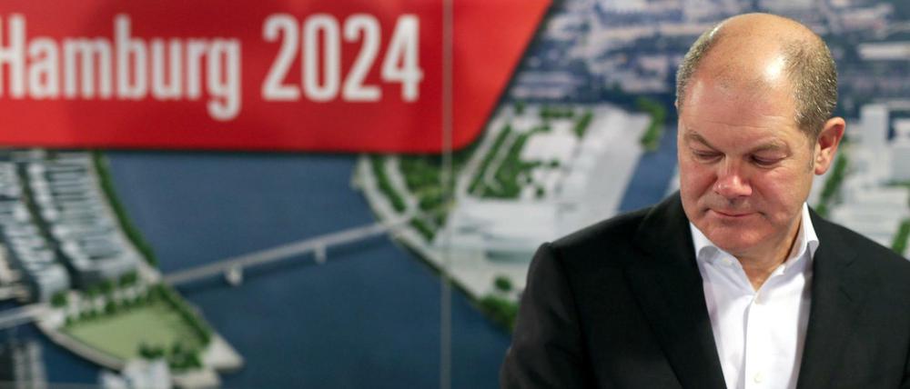 Es hat nicht gereicht. Hamburgs Bürgermeister Olaf Scholz (SPD) nimmt am Sonntagabend in Hamburg das Ergebnis des Referendums über die Olympiabewerbung 2024 zur Kenntnis. 