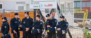 Containerdorf für Flüchtlinge in Marzahn-Hellersdorf - der Tag der offenen Tür am 10. Juli kann nur unter Polizeischutz stattfinden.