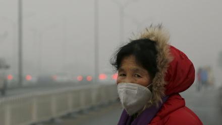 In Peking sind Atemmasken derzeit kaum mehr wegzudenken. 
