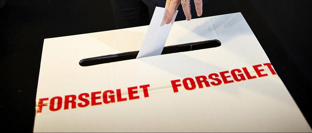 Dänemarks Premier Lars Lokke Rasmussen gibt hier bei der Abstimmung über die Sonderrechte seine Stimme ab.