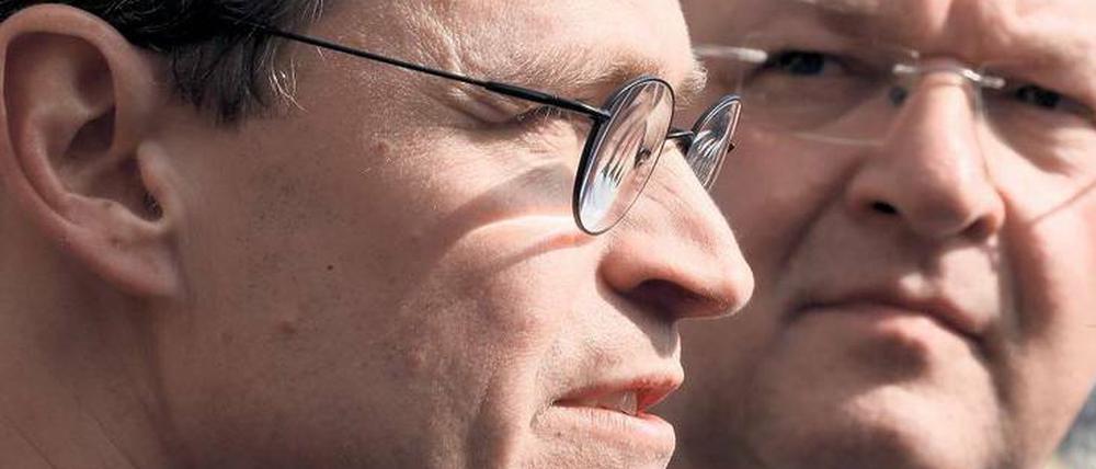 Falsch verbunden. Michael Müller und Frank Henkel halten an der rot-schwarzen Koalition noch fest. Doch es gibt immer mehr Konflikte.