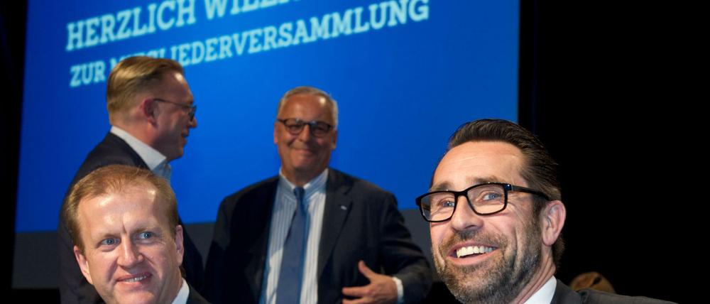 Herthas Geschäftsführer Ingo Schiller und Manager Michael Preetz (vorne l-r) sitzen auf dem Podium und ebenso auf dem Podium stehen Herthas Vizepräsident Thorsten Manske und Herthas Präsident Werner Gegenbauer (l-r) während der Mitgliederversammlung von Hertha BSC am 26.05.2015 in Berlin.