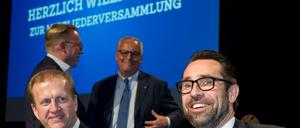 Herthas Geschäftsführer Ingo Schiller und Manager Michael Preetz (vorne l-r) sitzen auf dem Podium und ebenso auf dem Podium stehen Herthas Vizepräsident Thorsten Manske und Herthas Präsident Werner Gegenbauer (l-r) während der Mitgliederversammlung von Hertha BSC am 26.05.2015 in Berlin.