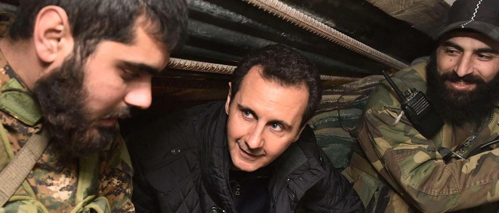 Assad besucht seine Truppen. Besiegen lässt er sich derzeit nicht.
