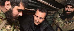 Assad besucht seine Truppen. Besiegen lässt er sich derzeit nicht.