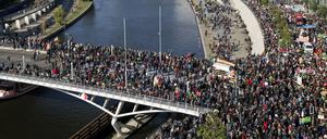 Mehrere tausend Menschen nehmen in Berlin an einer Demonstration gegen die transatlantischen Handelsabkommen TTIP und CETA teil.