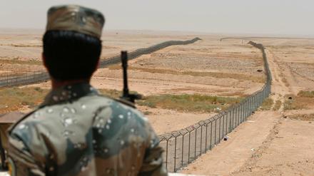 Ein saudischer Grenzschützer steht an der Grenze Saudi-Arabiens zum Irak. 