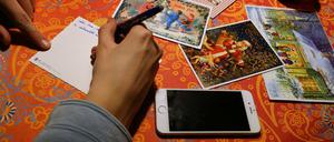 Handgeschriebene Weihnachtskarten sterben auch im Zeitalter von Facebook, Mails und SMS nicht aus.