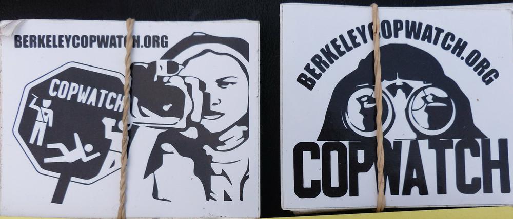 Aufkleber und Flugblätter der Bürgerinitiative "CopWatch" liegen in Berkeley (Kalifornien) auf einem Tisch.