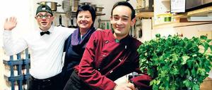 Und ab und zu gibt’s einen Kuss: Ines Pavlou vom Familiencafé Amitola mit ihren Mitarbeitern Malte (l.) und Alex (r.). 