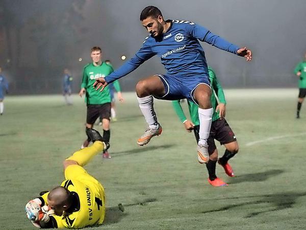 Am Boden, war in diesem Spiel meistens der Gegner. Hertha 03 Zehlendorf eher obenauf.