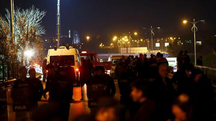 Sondereinheiten der türkischen Polizei am Explosionsort der Rohrbombe in Istanbul.