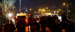 Sondereinheiten der türkischen Polizei am Explosionsort der Rohrbombe in Istanbul.