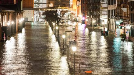 Der Fischmarkt an der Großen Elbstraße steht am Montag in Hamburg unter Wasser. Nach einer stürmischen Nacht im Norden ist der Fischmarkt im Stadtteil St.Pauli überflutet worden, der Wasserstand der Elbe erreichte am Morgen eine Höhe von 2,80 Metern über dem mittleren Hochwasser. 