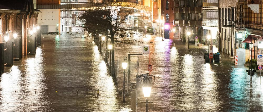 Der Fischmarkt an der Großen Elbstraße steht am Montag in Hamburg unter Wasser. Nach einer stürmischen Nacht im Norden ist der Fischmarkt im Stadtteil St.Pauli überflutet worden, der Wasserstand der Elbe erreichte am Morgen eine Höhe von 2,80 Metern über dem mittleren Hochwasser. 