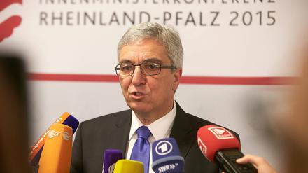 Der Vorsitzende der Innenministerkonferenz und Innenminister von Rheinland-Pfalz, Roger Lewentz (SPD) rechnet mit mehr als einer Million Flüchtlingen bis Weihnachten.
