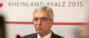 Der Vorsitzende der Innenministerkonferenz und Innenminister von Rheinland-Pfalz, Roger Lewentz (SPD) rechnet mit mehr als einer Million Flüchtlingen bis Weihnachten.