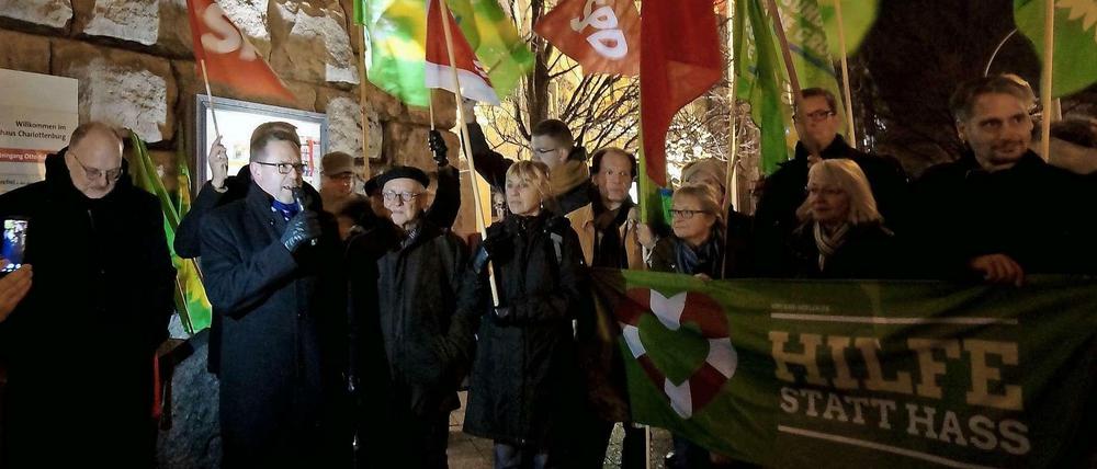 Bürgermeister Reinhard Naumann (2.v.l.) und Pfarrer Frank Vöhler (l.) sprachen bei der Kundgebung vor dem Rathaus.