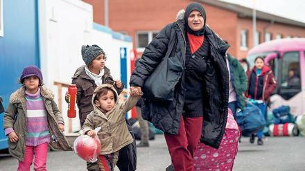 Ankunft. Flüchtlinge treffen in der hessischen Erstaufnahmeeinrichtung in Gießen ein. Weil auch viele Kinder unter sieben Jahren unter den Schutzsuchenden sind, geht das Bundesinnenministerium davon aus, dass 70 000 zusätzliche Plätze in Kitas benötigt werden. 