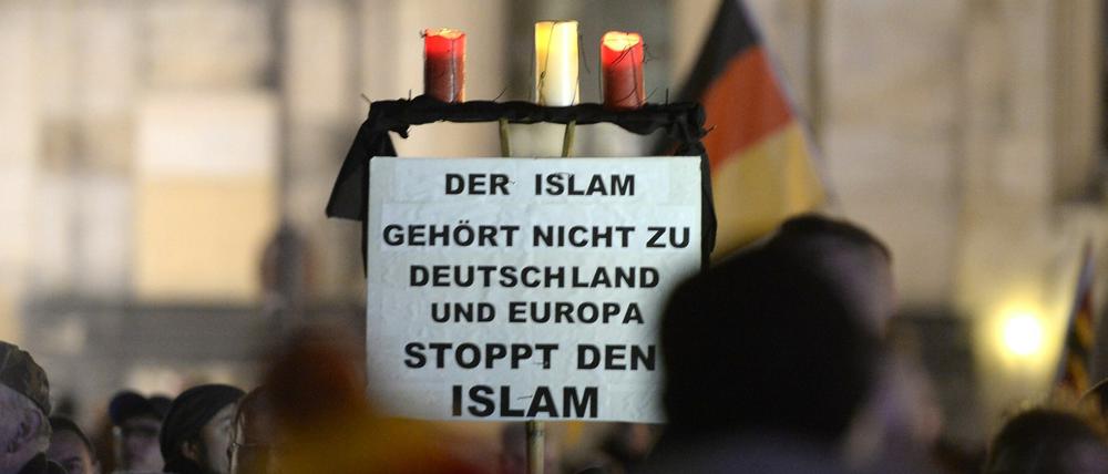 Ableger von Pegida in mehreren Bundesländern sind laut Innenministerium von Rechtsextremen beeinflusst.