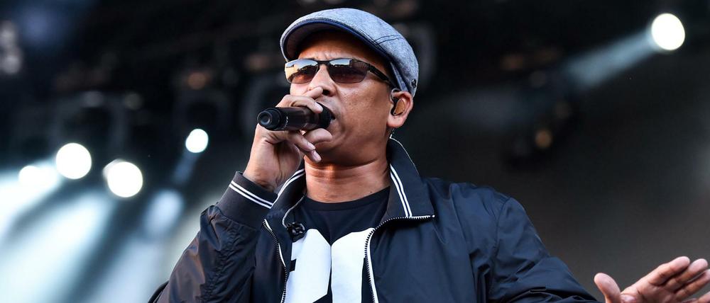 Er ist wieder da: Xavier Naidoo, gerade erst als ESC-Kandidat geschasst, singt mit den Söhnen Mannheims gegen den Syrien-Einsatz.