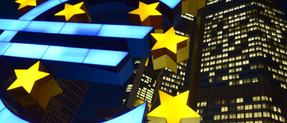 Die Euro-Skulptur leuchtet am 08.01.2014 vor der Europäischen Zentralbank (EZB) in Frankfurt am Main (Hessen).