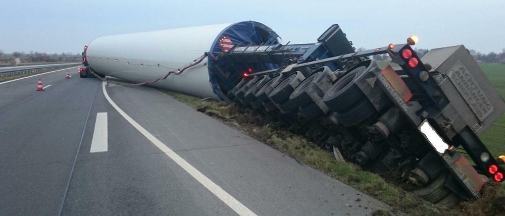 Viele Achsen, viele Probleme. Ein Spezialkran soll am Freitag das Windrad und den Transporter bergen.