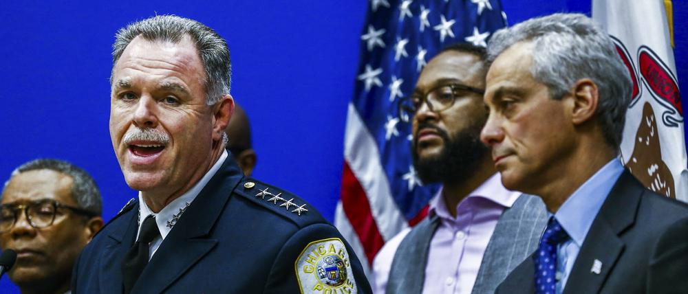 Der Bürgermeister von Chicago, Rahm Emanuel (r), hat den Polizeichef der Stadt, Garry McCarthy (l) entlassen.