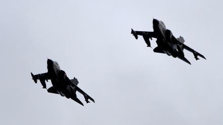 Tornados des Aufklärungsgeschwaders 51 fliegen am 01.12.2015 in Jagel (Schleswig-Holstein) über den Fliegerhorst. Das Kabinett beschloss am Dienstag den Einsatz von Aufklärungsflugzeugen und bis zu 1200 deutschen Soldaten gegen den IS. Konkret geht es um Unterstützung von Luftangriffen gegen den die Terrormiliz vor allem in Syrien und im Irak. 